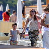 Barbara Berlusconi con sus hijos y su novio Alexandre Pato en Cerdeña