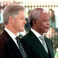 Bill Clinton y Nelson Mandela durante un actor oficial