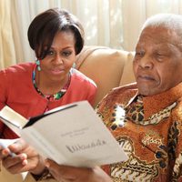 Nelson Mandela muestra su autobiografía a Michelle Obama