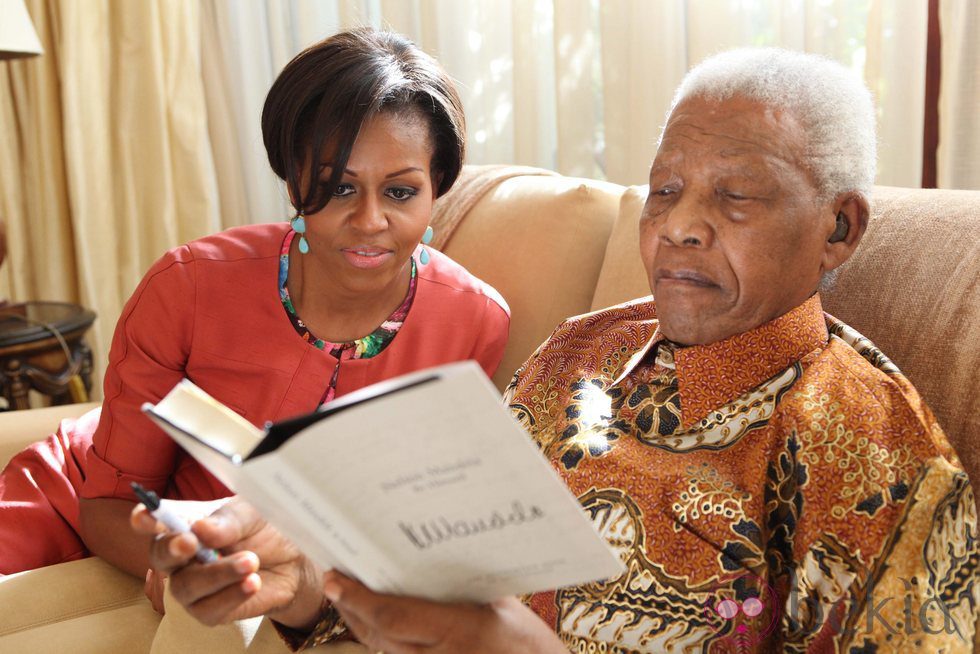 Nelson Mandela muestra su autobiografía a Michelle Obama
