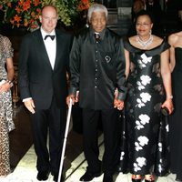 Nelson Mandela y su esposa con parte de la familia real de Mónaco