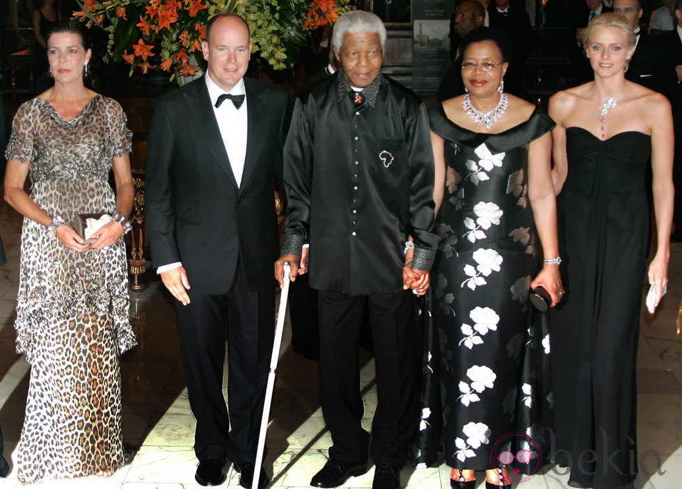 Nelson Mandela y su esposa con parte de la familia real de Mónaco
