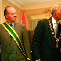 El Rey Juan Carlos asiste a un beso entre Nelson Mandela y su esposa