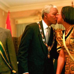 El Rey Juan Carlos asiste a un beso entre Nelson Mandela y su esposa