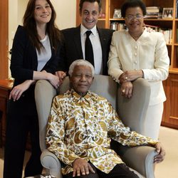 Nelson Mandela rodeado por Carla Bruni, Nicolas Sarkozy y su esposa