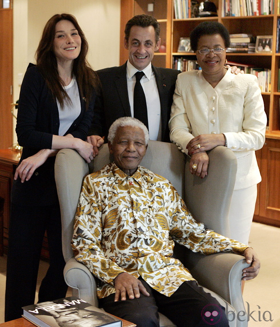 Nelson Mandela rodeado por Carla Bruni, Nicolas Sarkozy y su esposa