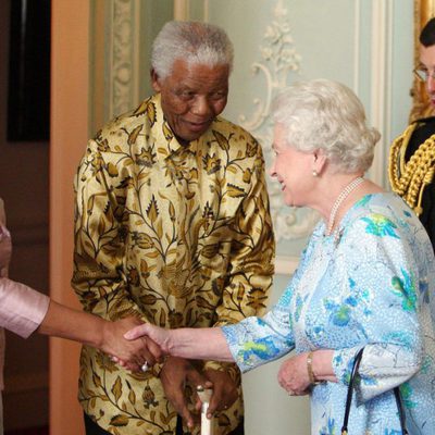 La Reina Isabel II recibe a Nelson Mandela y su esposa en el palacio de Buckingham
