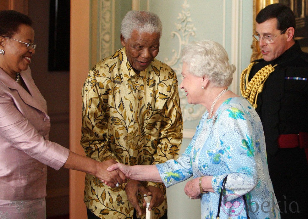 La Reina Isabel II recibe a Nelson Mandela y su esposa en el palacio de Buckingham