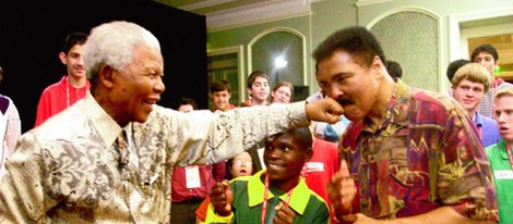 Nelson Mandela bromea con Muhammad Ali