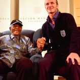 Nelson Mandela recibe a David Beckham en Johannesburgo