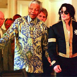 Nelson Mandela con Michael Jackson en Ciudad del Cabo