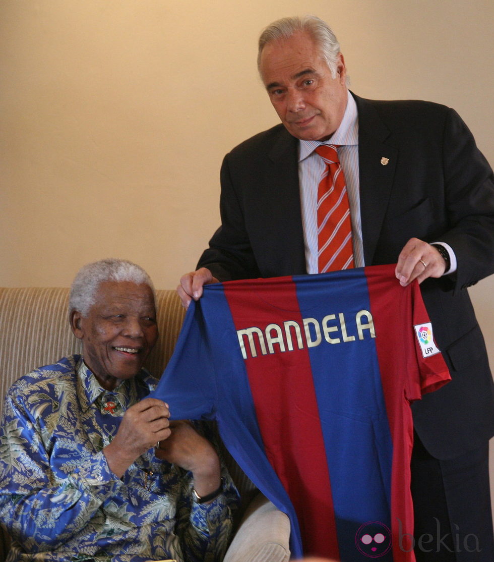 Nelson Mandela recibe una camiseta del Fútbol Club Barcelona