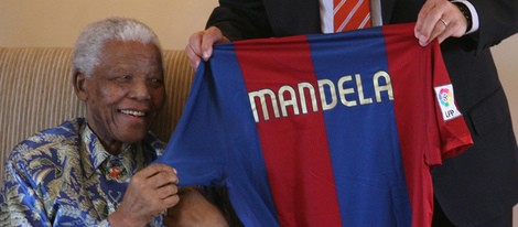 Nelson Mandela recibe una camiseta del Fútbol Club Barcelona