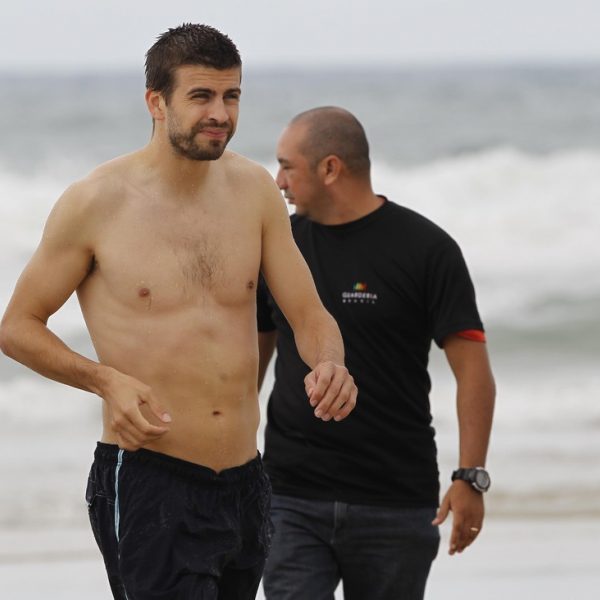 Gerard Piqué Disfrutando De Un Día De Playa Durante La Copa Confederaciones Copa