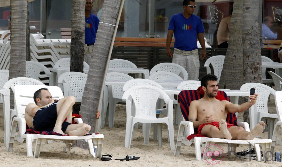 Andrés Iniesta y Cesc Fábregas disfrutando de un día de playa durante la Copa Confederaciones