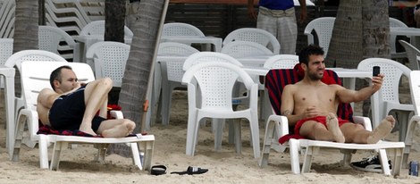 Andrés Iniesta y Cesc Fábregas disfrutando de un día de playa durante la Copa Confederaciones