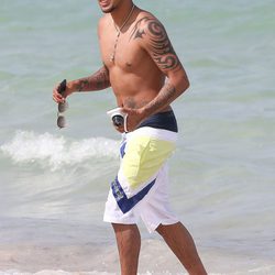 Arturo Vidal se refresca en las playas de Miami