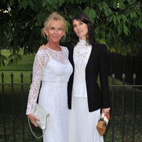 Trudie Styler y Bella Freud en una fiesta celebrada en los jardines del Palacio de Kensington