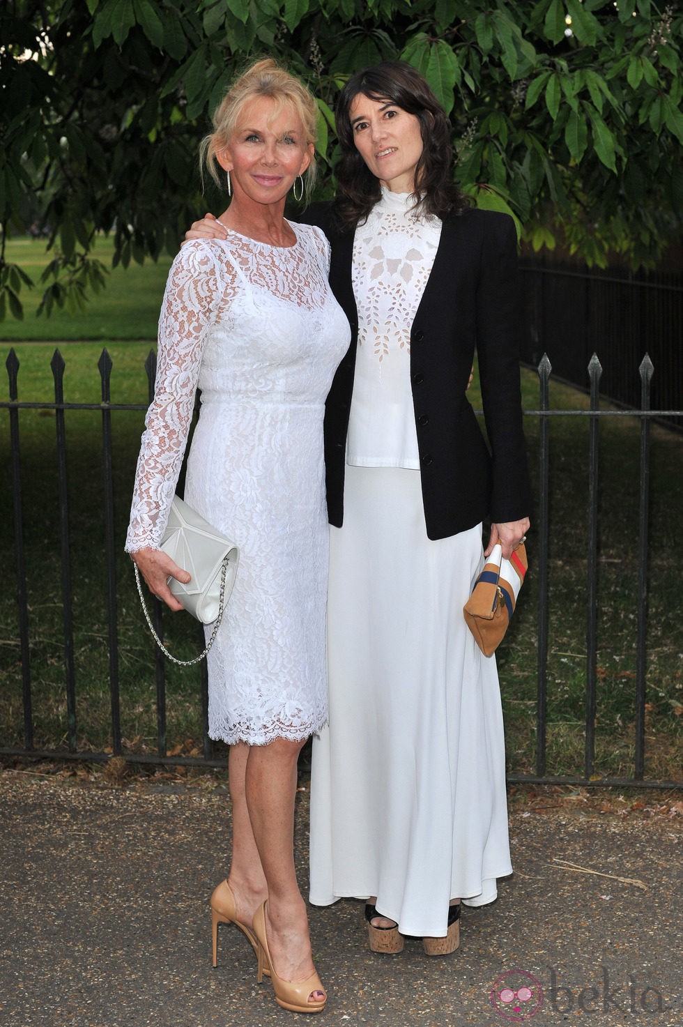 Trudie Styler y Bella Freud en una fiesta celebrada en los jardines del Palacio de Kensington