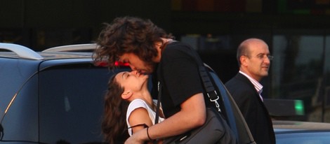 Marc Gasol besando a su novia Cristina Blesa