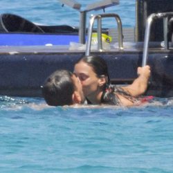 Marc Gasol y Cristina Blesa besándose en aguas de Menorca