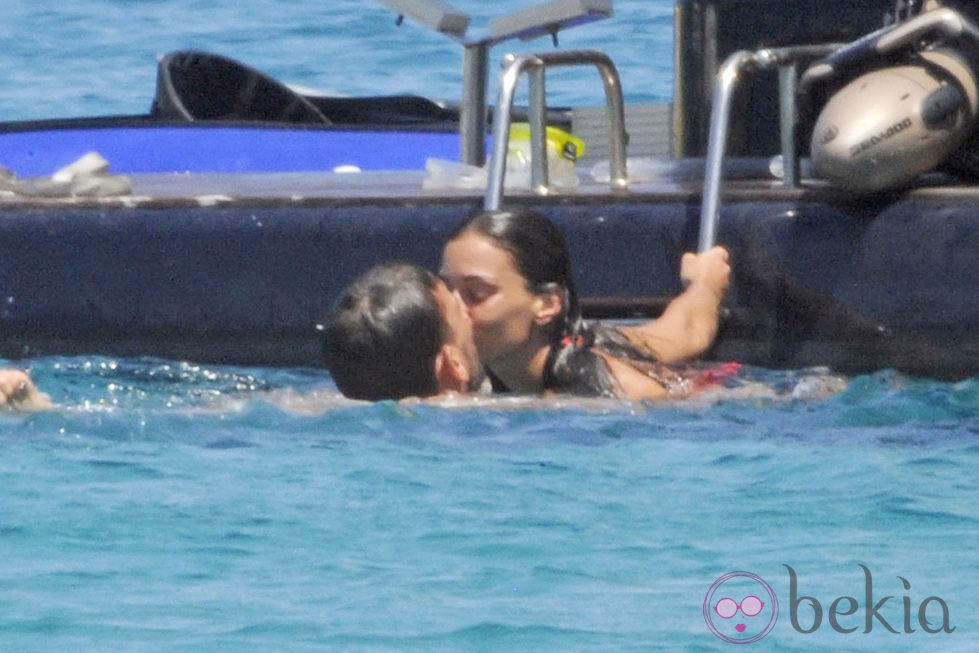 Marc Gasol y Cristina Blesa besándose en aguas de Menorca