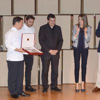Los Príncipes Felipe y Letizia entregan un premio a Josep, Joan y Jordi Roca