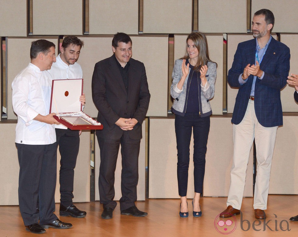 Los Príncipes Felipe y Letizia entregan un premio a Josep, Joan y Jordi Roca