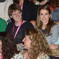 La Princesa Letizia sonríe junto a dos jóvenes en Impulsa Fórum 2013 de Girona