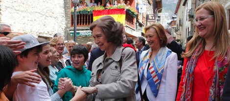 La Reina Sofía saluda a los ciudadanos del valle de Benasque durante su visita oficial
