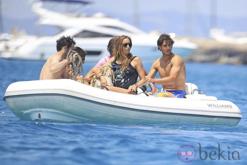 Rafa Nadal y Gemma Mengual en una lancha en Ibiza