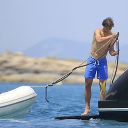 Rafa Nadal ata la lancha al barco durante sus vacaciones en Ibiza