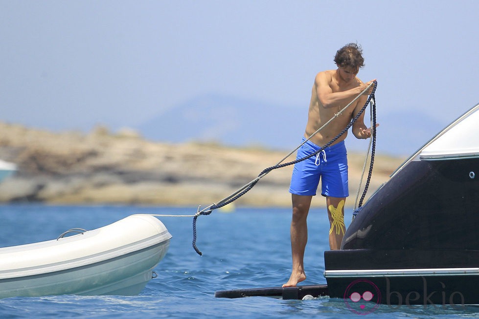 Rafa Nadal ata la lancha al barco durante sus vacaciones en Ibiza