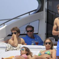 Rafa Nadal con el torso desnudo junto a Gemma Mengual en Ibiza