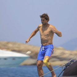 Rafa Nadal da un salto junto al mar durante sus vacaciones en Ibiza