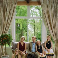Foto oficial de los Reyes Guillermo Alejandro y Máxima de Holanda con sus tres hijas