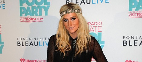 Kesha a su llegada al iHeartRadio Ultimate Pool Party 2013