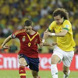 Fernando Torres y David Luiz en el partido Brasil-España en la final de la Copa Confederaciones 2013