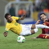 Gerard Piqué hace una falta a Neymar en la final de la Copa Confederaciones 2013