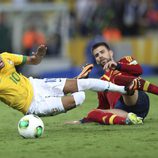 Gerard Piqué hace una falta a Neymar en la final de la Copa Confederaciones 2013