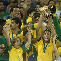 Neymar levanta la Copa Confederaciones 2013 junto a la selección de Brasil