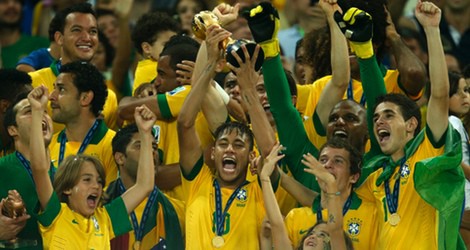 Neymar levanta la Copa Confederaciones 2013 junto a la selección de Brasil