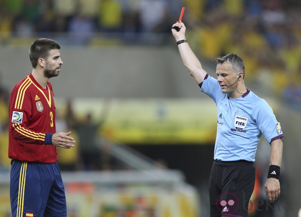 El árbitro expulsa a Gerard Piqué en la final de la Copa Confederaciones 2013