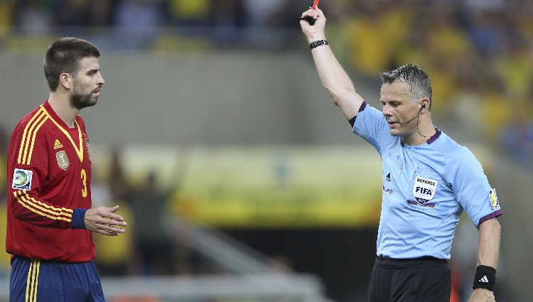 El árbitro expulsa a Gerard Piqué en la final de la Copa Confederaciones 2013