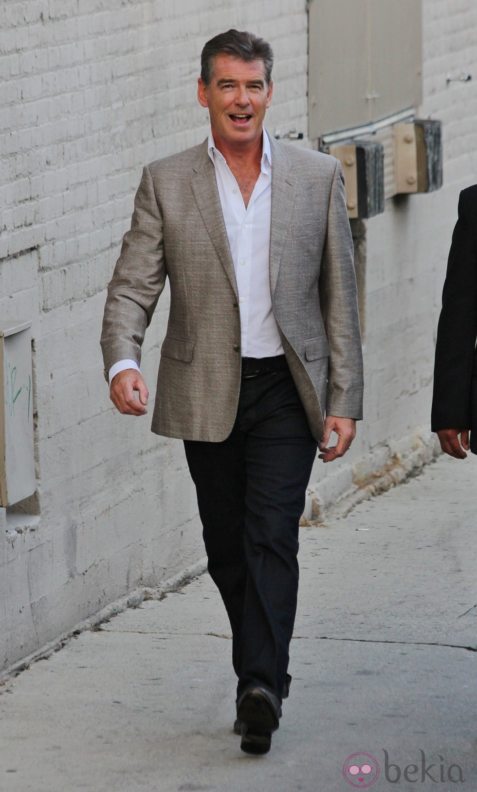 Pierce Brosnan paseando en California