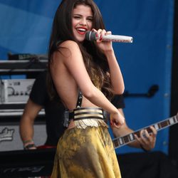 Selena Gomez actúa en la fiesta de cumpleaños de 103.3 AMP Radio en Boston
