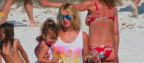 Carolina Cerezuela con su hija Carla en la playa de Formentera