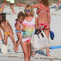 Carolina Cerezuela con su hija Carla en la playa de Formentera