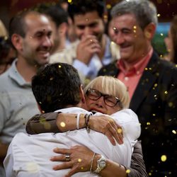Juan Manuel abraza a su madre tras la victoria de la final de 'Masterchef'