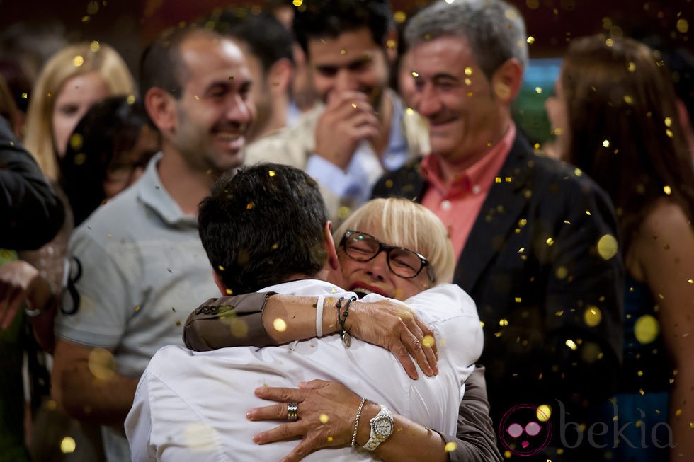 Juan Manuel abraza a su madre tras la victoria de la final de 'Masterchef'